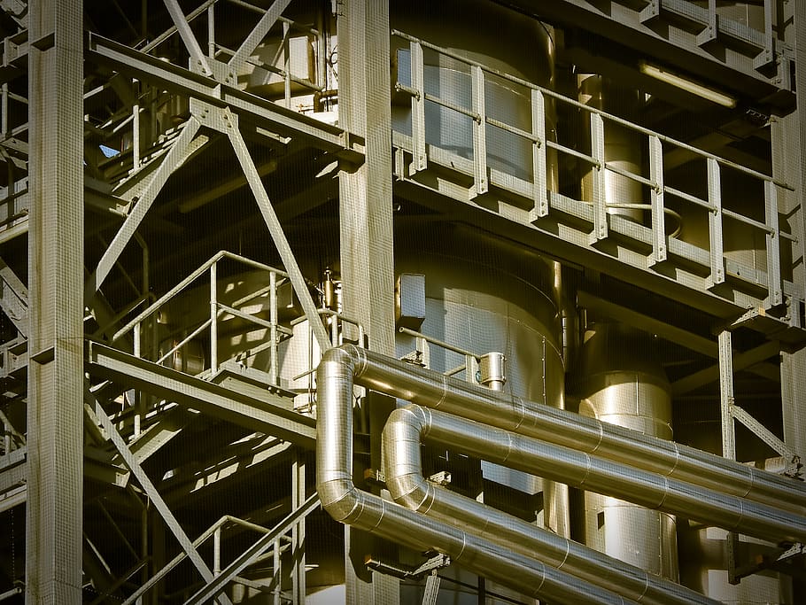 sèpia, fotografia, tanc de llautó, arquitectura, edifici, construcció, enginyeria, fàbrica, combustible, planta industrial, indústria, ferro, metall, gas Natural, canonada, producció, acer, Estructura de ferro, tecnologia, tub, urbà, cap gent, estructura construïda, marc complet, tub de tub, fons, a l'interior, equipament, primer pla, dia, maquinària, generació de combustible i energia, part de la màquina, connexió, equipament industrial, color plata, aliatge, indústria del metall, 4K