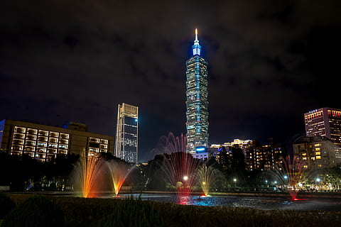 Erleichtertes Gebäude, Taipei 101, Straßenansicht, die Architektur, gebaute Struktur, Gebäudehülle, Nacht-, Stadt, beleuchtet, Bürogebäude außen, Gebäude, Wolkenkratzer, Bewegung, Turm, Himmel, Natur, Brunnen, Reiseziele, Wasser, Langzeitbelichtung, große Höhe, modern, keine Leute, Stadtbild, draußen, Finanzviertel, 4K, CC0, gemeinfrei, lizenzfrei