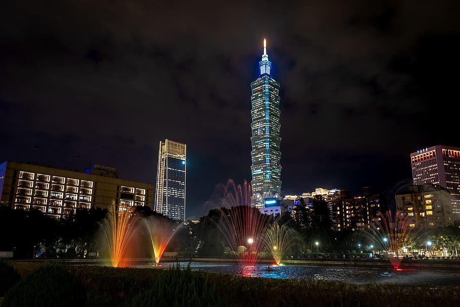 edifici alleujat, taipei 101, vista del carrer, arquitectura, estructura construïda, exterior de l'edifici, nit, ciutat, il·luminat, exterior d’edifici d’oficines, edifici, gratacels, moviment, torre, cel, naturalesa, Font, destinacions de viatge, aigua, exposició llarga, alta - alta, modern, cap gent, paisatge urbà, a l'aire lliure, districte financer, 4K