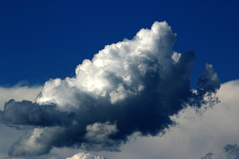 skyer i løpet av dagen, blå himmel, skyer, clouds, skyet, mørke skyer, dag, dagslys, himmel, høy, lys, masse, flytting, skies, rom, vær, sky - himmel, atmosfære, blå, skjønnhet i naturen, bakgrunn, natur, miljø, vind, naturskjønnhet - natur, overskyet, dramatisk himmel, ingen folk, sollys, hvit farge, stormsky, utendørs, meteorologi, klima, mørk, pistrete, regn, 5K, CC0, offentlig domene, opphavsrett gratis
