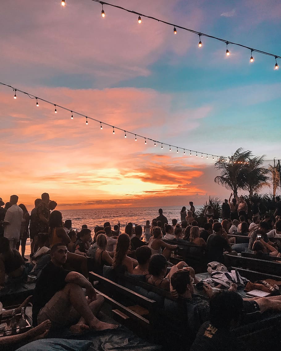 hora daurada, bali, núvols, multitud, alba, vespre, llums elèctrics, tarda, sol de tarda, llums de fades, sol daurat, grup, paisatge, naturalesa, oceà, a l'aire lliure, Palmera, gent, recreació, escènic, mar, Sol ponent, silueta, cel, llums de corda, sortida del sol, posta de sol, viatjar, aigua, núvol - cel, grup de persones, persones reals, gran grup de persones, color taronja, homes, dones, bellesa a la natura, estils de vida, arquitectura, assegut, 2K