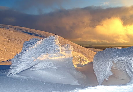 figures de neu, hivern, neu, fred, leann, vent, gelades, muntanyes, al peu del volcà, pedra, rock, vent de neu, sastrugi, alçada, espai obert, naturalesa, paisatge, ombra, patrons, Kamchatka, viatge, núvols, passar, posta de sol, temperatura de fred, bellesa a la natura, núvol - cel, gel, aigua, escenics - natura, cel, congelat, medi ambient, Color blanc, cap gent, a l'aire lliure, escena tranquil·la, muntanya nevada, poder a la natura, 2K, CC0, domini públic, lliure de regalies