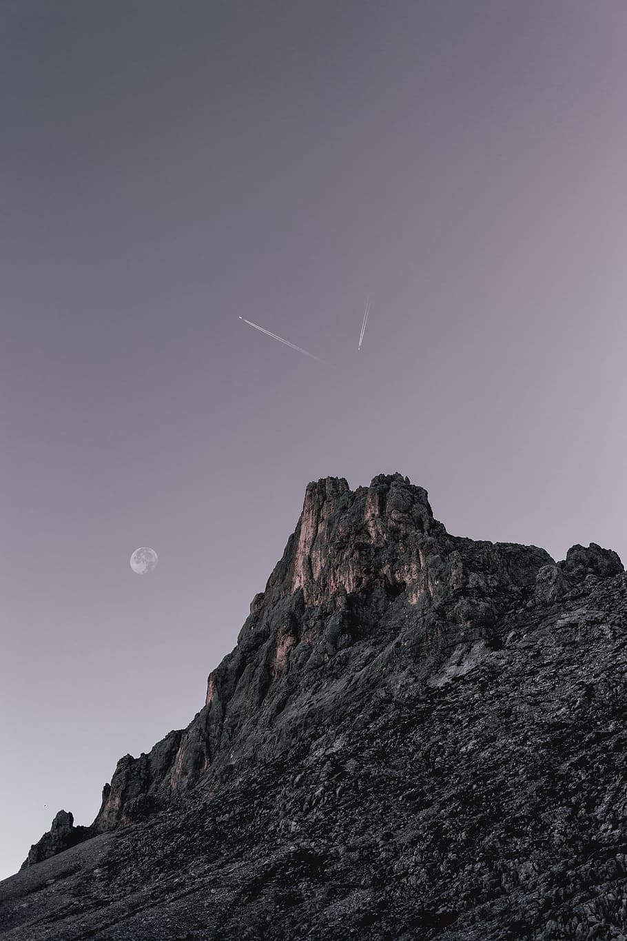 persona, mostrant, muntanya, clar, cel, lluna, avió, rock, pedra, posta de sol, sortida del sol, pic, cim, naturalesa, astronomia, nit, paisatge, a l'aire lliure, escenics, fosc, cim de muntanya, blau, llum de la lluna, estrella - espai, rock - object, lluna plena, turó, cap gent, espai, vespre, Serra, superfície de la lluna, galàxia, bellesa a la natura, 5K