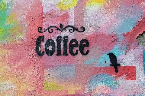 caffè, graffiti, modello, articolo, parete, struttura, colore, rosso, architettura, strada, caffeina, pittura, disegno, sfondo, immagini, urbano, caratteristica della parete, testo, sceneggiatura occidentale, comunicazione, nessuno, multicolore, creatività, strutturato, arte di strada, arte e artigianato, struttura costruita, giorno, vernice spray, fotogramma intero, intemperie, dipingere, Messaggio, 8K, CC0, dominio pubblico, privo di copyright