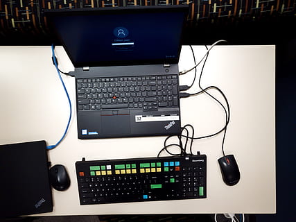 Matériel, clavier d'ordinateur, matériel informatique, électronique, ordinateur, clavier, pc, portable, Souris, États Unis, route sans nom, virage sud, adaptateur, meubles, table, prise de courant, modem, orateur, haut-parleur audio, La technologie, lien, la communication, équipement informatique, à l'intérieur, câble, personne, la musique, souris d'ordinateur, Bureau, vue grand angle, affaires, matériel d'enregistrement sonore, contrôle, 4K, CC0, domaine public, libre de droits