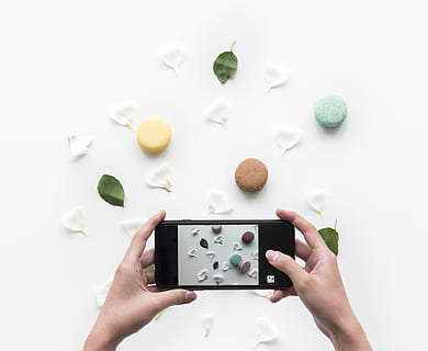 persona, presa, foto, menjar, pètals, smartphone, fons, càmera, captura, mòbil, connexió, decoratiu, deliciós, disseny, dispositiu, electrònica, flatlay, sabor, fresc, diversió, noia, mans, a l'interior, oci, natural, pastel, pastisseria, fotografia, pantalla, tecnologia, tocar, dona, celebració, mà humana, una persona, part del cos humà, mà, menjar i beguda, tecnologia sense fils, telèfon intel·ligent, dispositiu d’informació portàtil, activitat, comunicació, perspectiva personal, fotografiar, temes de fotografia, telèfon mòbil, dit, 2K, CC0, domini públic, lliure de regalies