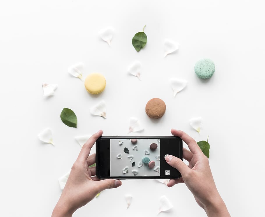 persona, presa, foto, menjar, pètals, smartphone, fons, càmera, captura, mòbil, connexió, decoratiu, deliciós, disseny, dispositiu, electrònica, flatlay, sabor, fresc, diversió, noia, mans, a l'interior, oci, natural, pastel, pastisseria, fotografia, pantalla, tecnologia, tocar, dona, celebració, mà humana, una persona, part del cos humà, mà, menjar i beguda, tecnologia sense fils, telèfon intel·ligent, dispositiu d’informació portàtil, activitat, comunicació, perspectiva personal, fotografiar, temes de fotografia, telèfon mòbil, dit, 2K