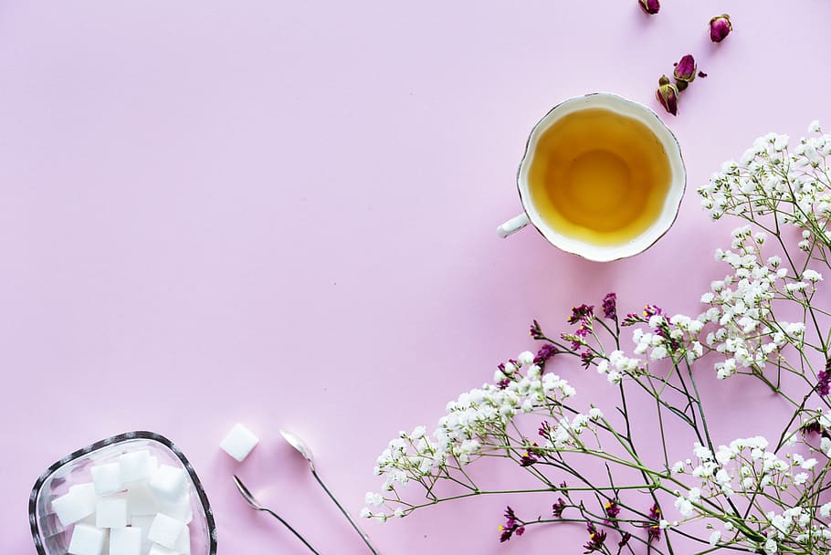 blanc, porpra, flors, tassa de te, contenint, groc, líquid, begudes, tassa, beure, flatlay, flora, beguda calenta, te, flor, planta amb flors, frescor, planta, color rosa, naturalesa, fragilitat, cap gent, bellesa a la natura, refresc, a l'interior, menjar i beguda, vulnerabilitat, còpia espai, tir de l'estudi, natura morta, vista d’angle baix, vidre, vaixella, 1080P