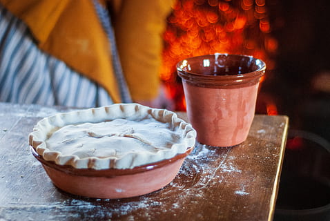 torta al forno, umano, persona, cibo, ciotola, Gastonia, stati Uniti, tuffo, pianta, dolce, torta, terrina, torta di compleanno, bere, birra, bevanda, alcool, confetteria, dolci, Yogurt, cibo e bevande, freschezza, utensile da cucina, in casa, cibo dolce, avvicinamento, concentrarsi sulle conoscenze acquisite, nessuno, ardente, calore - temperatura, legno - materiale, tavolo, indulgenza, attrezzature domestiche, mangiare sano, fuoco, preparando il cibo, cibo francese, 2K, CC0, dominio pubblico, privo di copyright
