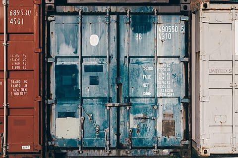 container albastru intermodal, nici o persoana, arhitectură, transport de marfă, vechi, zi, construită, comunicare, container de încărcătură, exteriorul clădirii, recipient, Intrare, uşă, clădire, metal, închis, dock comercial, industrie, grămadă, text, în aer liber, alimentare electrică, 5K, CC0, domeniu public, fără drepturi de autor