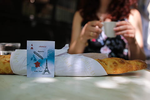Marrone, lungo, impacco di pane, persona, umano, persone, Parigi, tazza, pane, cibo, montmartre, ristorante, tavolo, bokeh, sfocatura, caffè, Francia, cartella di file, raccoglitore di file, ciambella, viso, ritratto, carta, cibo e bevande, bere, detenzione, comunicazione, boccale, una persona, tazza di caffè, caffè - bevanda, in casa, rinfresco, messa a fuoco selettiva, testo, donne, adulto, persone reali, potabile, 5K, CC0, dominio pubblico, privo di copyright