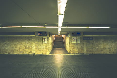 station, verlicht, architectuur, vervoer, openbaar vervoer, de weg vooruit, richting, metro, binnenshuis, ingebouwde structuur, verlichtingsapparatuur, bevloering, tunnel, plafond, perspectief verminderen, geen mensen, spoor transport, metrostation, licht, leeg, teken, fluorescerend licht, onderdoorgang, architectonische kolom, parkeergarage, lang, 4K, CC0, publiek domein, royaltyvrij