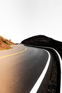 carretera zig zag, la carretera, transporte, cielo, dirección, el camino a seguir, símbolo, cielo limpio, día, señalización vial, nadie, firmar, calificación, curva, carretera vacía, naturaleza, vacío, tranquilidad, asfalto, escena tranquila, montaña, camino sinuoso, al aire libre, línea divisoria, 5K, CC0, dominio público, libre de derechos