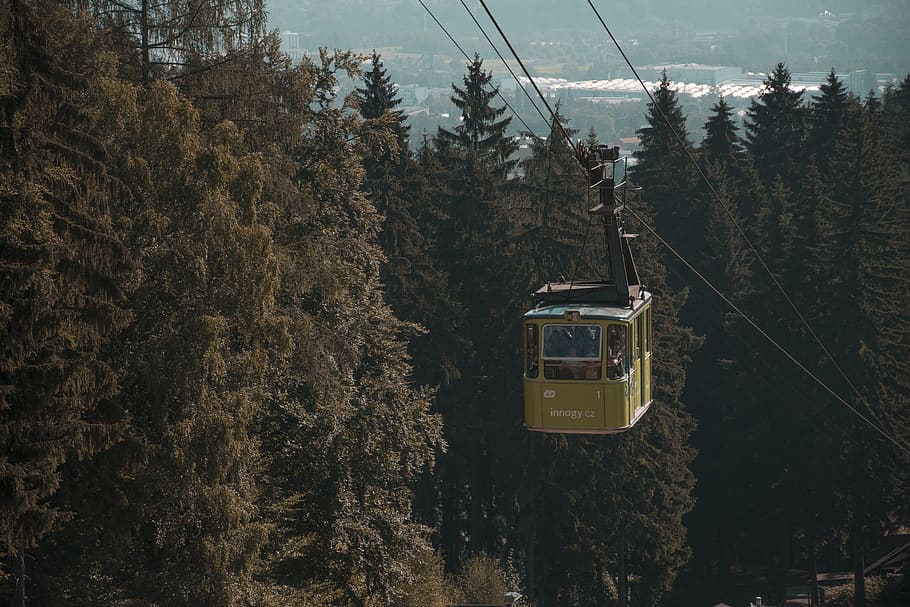 foto de primer pla, groc, telefèric, cable de cable, la llum del dia, tret d'angle alt, paisatge, locomotora, muntanya, naturalesa, gent, transport, sistema de transport, arbres, viatge (viatge), vehicle, planta, arbre, manera de transport, telefèric aeri, cable, viatjar, dia, creixement, telecadira, terra, a l'aire lliure, bellesa a la natura, bosc, electricitat, cap gent, cel, vehicle terrestre, 2K