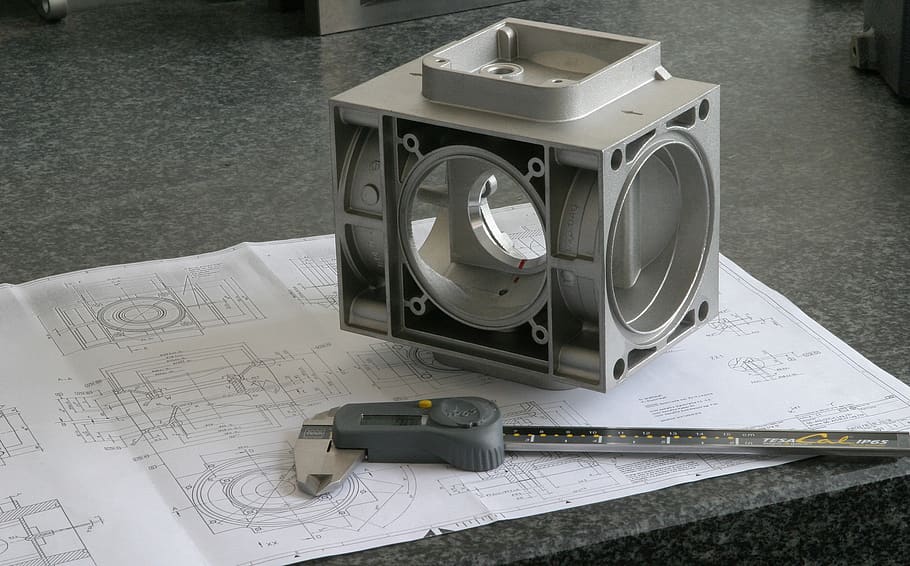 enginyer, dibuix, model, tecnologia, esbós, projecte, indústria, construcció, treballar amb metalls, alumini, mesurar, dimensions, dimensió, component, repartiment, pla, a l'interior, vista d’angle alt, taula, natura morta, connexió, arquitectura, cap gent, maquinària, industria de la construcció, primer pla, planificació, paper, disseny, ocupació, estructura construïda, electricitat, equipament elèctric, 2K