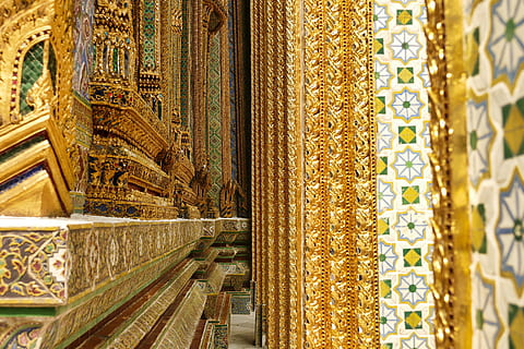 or, paret, patró, disseny, estil, superfície, decoratiu, Tailàndia, monestir, budisme, brillant, a l'interior, cap gent, color daurat, estructura construïda, dia, arquitectura, lloc de culte, religió, en fila, venda al detall, a la venda, elecció, ornamentat, primer pla, centrar-se en primer pla, creença, arranjament, gran grup d'objectes, espiritualitat, 5K, CC0, domini públic, lliure de regalies