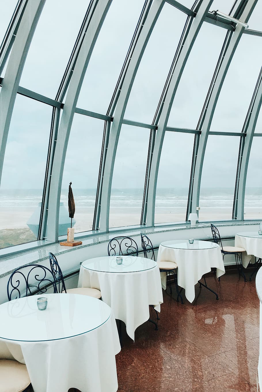 comida, conjunto, ventana, mesa, diseño de interiores, edificio, comedor, mueble, Manteles, habitación, adentro, ver, mesas, vaso, restaurante, silla, decoración, ligero, costa, mirando hacia afuera, café, asiento, material de vidrio, transparente, mar, cielo, nadie, agua, día, barandilla, naturaleza, arquitectura, ausencia, transporte, barco náutico, lujo, crucero, ajuste, 4K