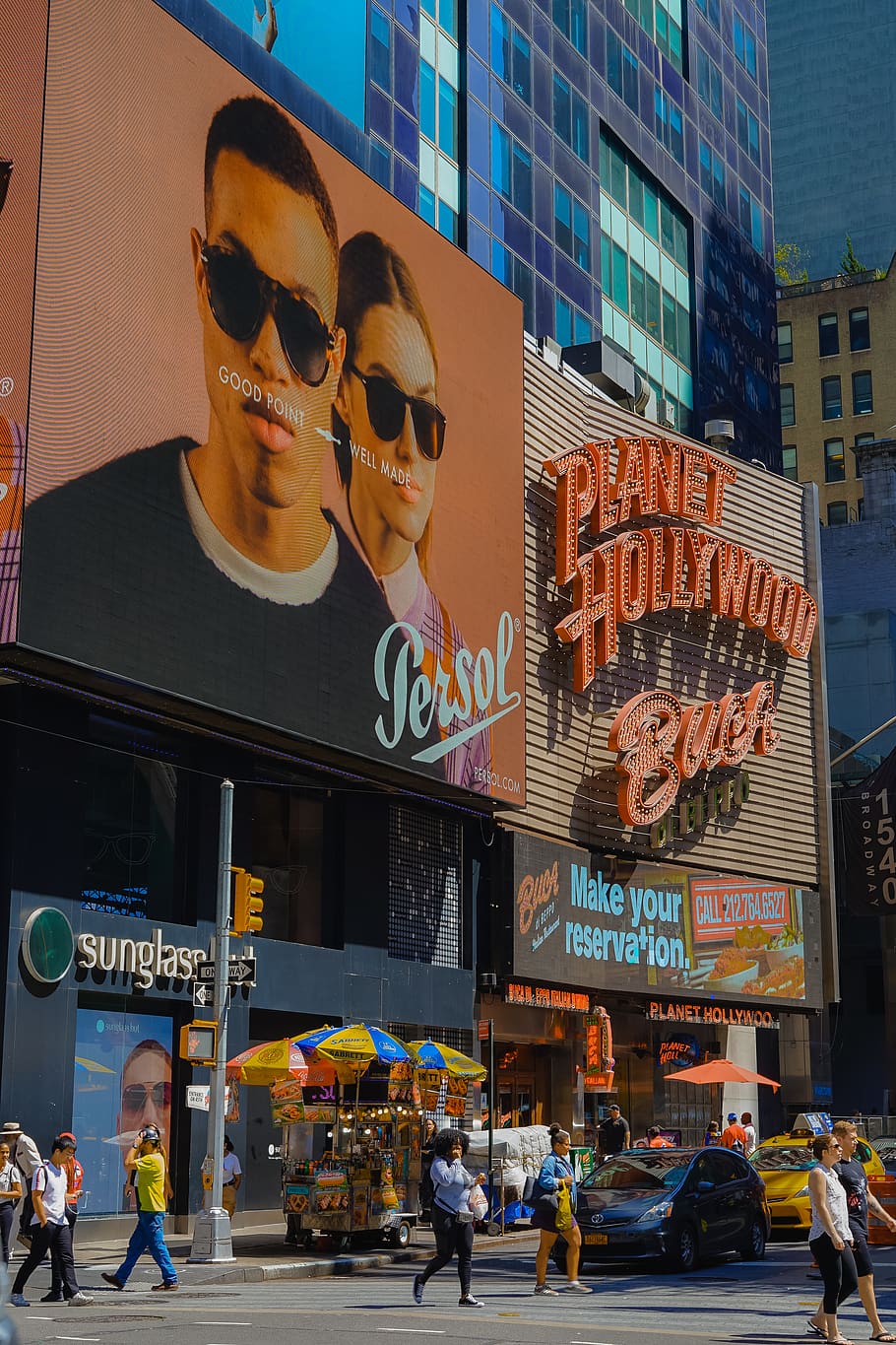 mennesker, gå, ved siden af, bygning, bil, transportmidler, automobil, køretøj, new york, billboard, teaterdistrikt, Forenede Stater, by-, gade, skilt, markedsføring, vej, moderne design, arkitektur, planet hollywood, fodgænger, by, reklame, bygning udvendig, bygget struktur, tekst, rigtige mennesker, livsstil, herrer, gruppe af mennesker, byliv, voksen, meddelelse, motor køretøj, transportform, vestlige script, mode, udendørs, moderne, kontorbygning udvendig, 2K