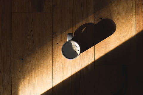 sol foto, kaffe, flatlay, skygge, træ - materiale, sollys, indendørs, ingen mennesker, træ, trægulv, gulve, bord, høj vinkel visning, murbygningsfunktion, enkelt objekt, natur, dag, tæt på, belysningsudstyr, faldende, dør, lys, 4K, CC0, offentligt domæne, royaltyfrie
