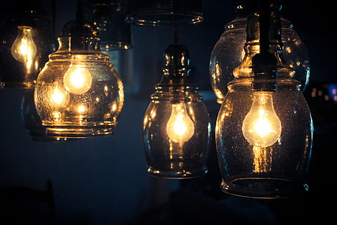 ușoară, bec, rustic, sticlă, epocă, candelabru, lumini suspendate, agăţat, ambianță, iluminat, adâncime, perspectivă, sticlă - material, în interior, a închide, nici o persoana, echipamente de iluminat, transparent, recipient, să se concentreze asupra primelor elemente, masa, luminos, natură moartă, lumânare, flacără, antic, grup de obiecte, lucios, Fundal negru, luxos, 4K, CC0, domeniu public, fără drepturi de autor