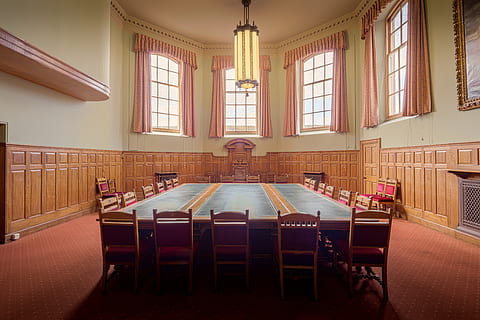 obrero de guildhall, Worcester, casa de ayuntamiento, gremio, sala, habitación, habitaciones, sala de tribunal, Corte, interior, interiores, dentro, arquitectura, lugar, edificio, histórico, antiguo, famoso, bonita, hermoso, Ayuntamiento, Palacio Municipal, pueblo, ciudad, asiento, adentro, ventana, silla, mesa, nadie, ausencia, vacío, mueble, equipo de iluminación, en una fila, estructura construida, día, banco de iglesia, lugar de adoración, material de madera, espiritualidad, 8K, CC0, dominio público, libre de derechos