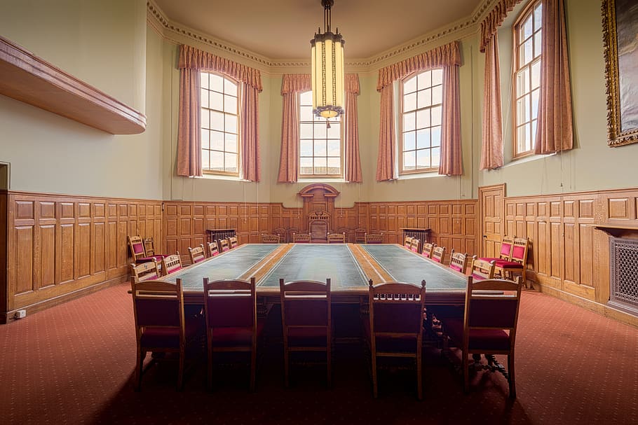 worcester guildhall, worcester, guildhall, gremi, sala, habitació, habitacions, sala de la cort, tribunal, interior, interiors, endins, arquitectura, lloc, edifici, històric, vell, famós, pritty, bonic, Ajuntament, ciutat, seient, a l'interior, finestra, cadira, taula, cap gent, absència, buit, mobles, equips d’il·luminació, en fila, estructura construïda, dia, pew, lloc de culte, material de fusta, espiritualitat, 8K