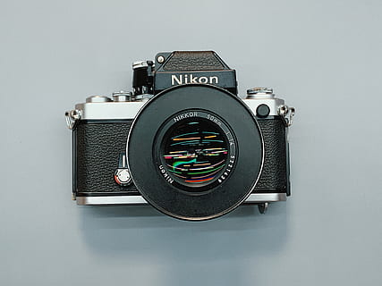 cámara, electrónica, cámara digital, fotógrafo, película, fotografía de película, fotos de la pelicula, Nikon, cameraphotography, cineasta, hacer cine, Correa, tapa de la lente, camara de video, lente de la cámara, hardware, cubo, logo, símbolo, marca, tecnología, temas de fotografia, camara - equipo fotografico, adentro, lente - instrumento óptico, foto de estudio, equipo fotográfico, de cerca, solo objeto, nadie, lente - ojo, estilo retro, fondo gris, equipo, cámara réflex, naturaleza muerta, separar, moderno, equipo eléctrico, 4K, CC0, dominio público, libre de derechos