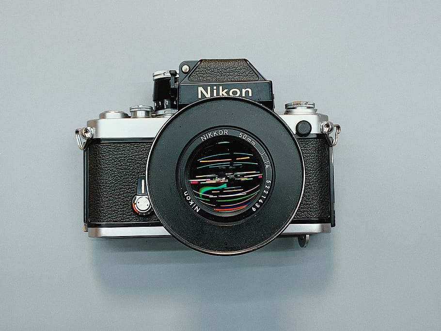 càmera, electrònica, càmera digital, fotògraf, pel·lícula, fotografia de cinema, fotografies de pel·lícules, nikon, càmera fotogràfica, cineasta, producció cinematogràfica, corretja, tapa de lent, càmera de vídeo, lent de la càmera, maquinari, hub, logotip, símbol, marca comercial, tecnologia, temes de fotografia, càmera - equip fotogràfic, a l'interior, lent - instrument òptic, tir de l'estudi, equip fotogràfic, primer pla, sol objecte, cap gent, lent - ull, estil retro, fons gris, equipament, càmera slr, natura morta, tallar, modern, equipament elèctric, 4K