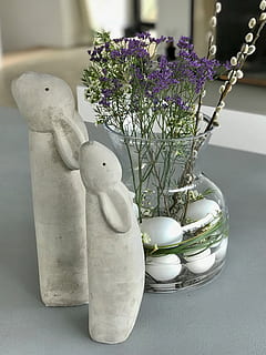 påske, æg, blomst, Påske hare, kanin, hare, vase, plante, tæt på, forår, deco, dekoration, blomster, design, dekorative, ingen mennesker, bord, repræsentation, blomstrende plante, stilleben, indendørs, natur, dyr repræsentation, Kunst og håndværk, hvid farve, skulptur, dyr, kreativitet, fokus på forgrunden, keramik, lilla, 2K, CC0, offentligt domæne, royaltyfrie
