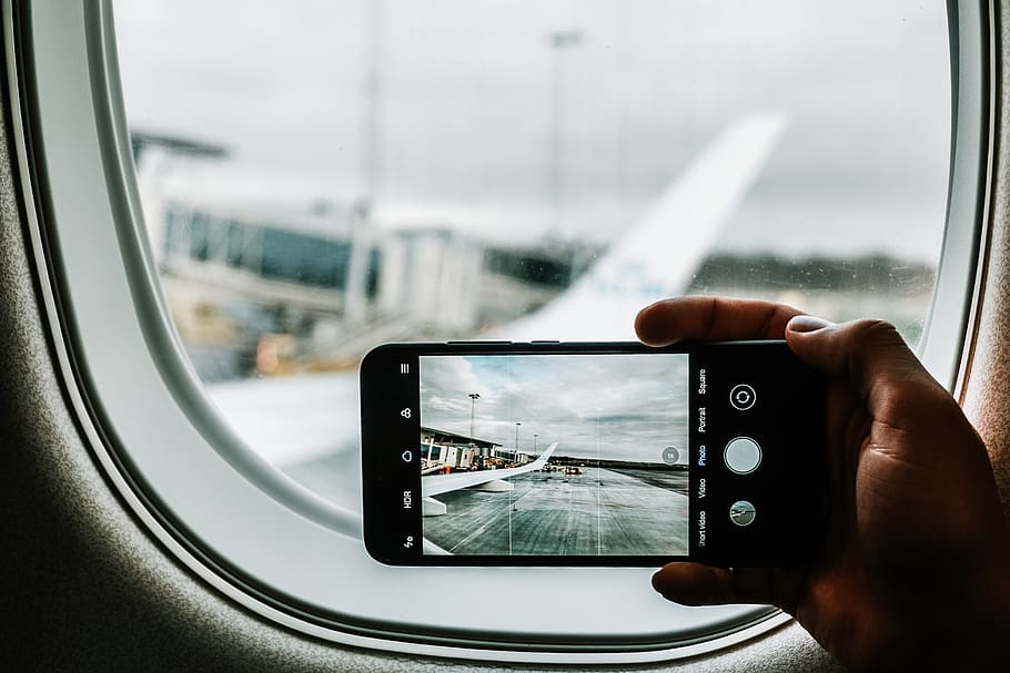 negre, iphone, captura, ala plana, finestra, vidre - material, tecnologia sense fils, una persona, comunicació, mà humana, transport, dispositiu d’informació portàtil, manera de transport, telèfon intel·ligent, tecnologia, transparent, celebració, persones reals, centrar-se en primer pla, interior del vehicle, reflexió, telèfon mòbil, mà, viatjar, a l'aire lliure, dit, 5K