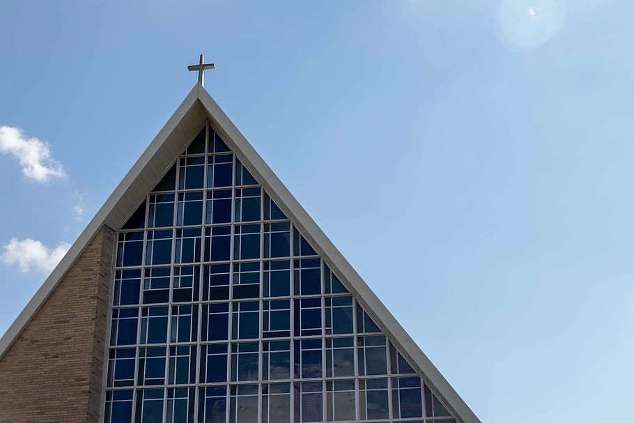die Architektur, Dreieck, Gebäude, elektrisches Gerät, Solarplatten, Kirche, Kreuz, Christus, katholisch, Christian, Anbetung, Symbol, Bürogebäude, Turm, Pyramide, Tröpfchen, Dach, gewölbt, Bogen, Blatt, Himmel, gebaute Struktur, Dreieck Form, Gebäudehülle, Fenster, Flachwinkelansicht, gestalten, Tag, Blau, keine Leute, Religion, hoher Abschnitt, draußen, Natur, kopieren sie platz, wolke - himmel, Glauben, 5K