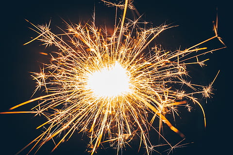 Feuerwerk, Neu, Hintergrund, Jahr, Nacht-, Festival, Explosion, Jahre, Feier, rot, schwarz, Juli, Weiß, Gelb, Licht, Party, Weihnachten, feiern, isoliert, Veranstaltung, Bewegung, beleuchtet, Kunst, Kultur und Unterhaltung, explodiert, Verbrennung, Bewegungsunschärfe, keine Leute, glühend, Natur, Langzeitbelichtung, Wunderkerze, Feuerwerk - künstliches Objekt, Himmel, draußen, Flachwinkelansicht, Funken, Silvester, hell, 4K, CC0, gemeinfrei, lizenzfrei