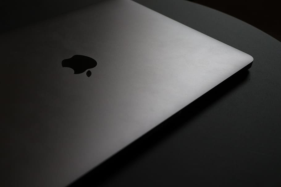 laptop, măr, muncă, în interior, nici o persoana, siluetă, umbră, culoare neagră, a închide, spațiu copie, natură moartă, întuneric, hârtie, masa, vedere în unghi mare, gol, absență, studio shot, camera de zi, noapte, ușoară, iluminat, un singur obiect, 5K