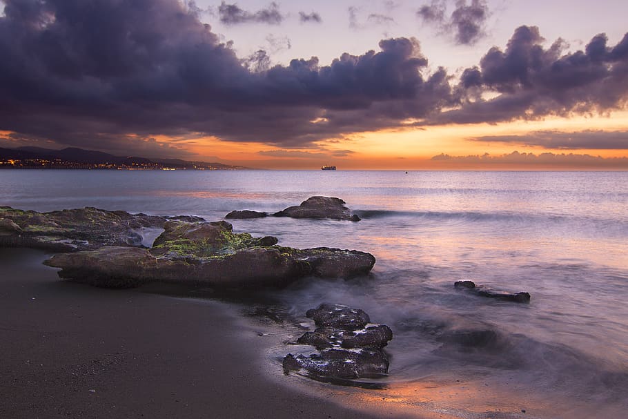 vora del mar, ennuvolat, cel, platja, oceà, Costa, aigua, mar, playa de la misericordia, rock, posta de sol, sortida del sol, vespre, núvol, Riba, sorra, horitzó, onada, línia de costa, exposició llarga, taronja, núvol - cel, horitzó sobre l’aigua, escenics - natura, bellesa a la natura, terra, tranquil·litat, escena tranquil·la, sòlid, naturalesa, rock - object, color taronja, cap gent, a l'aire lliure, 4K