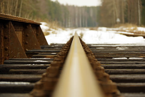 baranes, cargol, flyover, òxid, ferrocarril, transport per ferrocarril, vies del ferrocarril, pista, transport, cap gent, enfocament selectiu, metall, direcció, el camí a seguir, dia, arbre, perspectiva decreixent, a l'aire lliure, naturalesa, material de fusta, punt de fuga, nivell superficial, planta, primer pla, connexió, 5K, CC0, domini públic, lliure de regalies