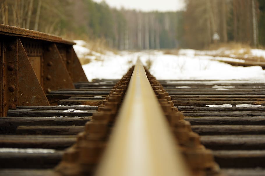 baranes, cargol, flyover, òxid, ferrocarril, transport per ferrocarril, vies del ferrocarril, pista, transport, cap gent, enfocament selectiu, metall, direcció, el camí a seguir, dia, arbre, perspectiva decreixent, a l'aire lliure, naturalesa, material de fusta, punt de fuga, nivell superficial, planta, primer pla, connexió, 5K