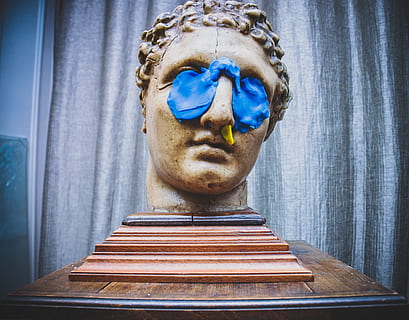 statuia bărbatului, figurină, cap, sculptură, persoană, uman, artă, lemn, sferă, lemn de esență tare, mulţimea, cult, artă Modernă, ciudat, arheologie, față, altar, arhitectură, clădire, templu, ecran, statuie, reprezentare umană, reprezentare, nici o persoana, a închide, artă și sculptură, asemănarea bărbaților, în interior, bust, albastru, zi, creativitate, religie, credință, trecutul, istorie, spiritualitate, 2K, CC0, domeniu public, fără drepturi de autor
