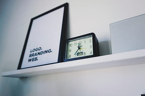 schwarzer Wecker, Nummer, Technologie, Zeit, drinnen, keine Leute, Kommunikation, Uhr, Text, Nahansicht, Richtigkeit, westliche Schrift, Digitaler Bildschirm, Computer, Bildschirm, Wandbau - Funktion, Stillleben, Tabelle, beleuchtet, Gerätebildschirm, 5K, CC0, gemeinfrei, lizenzfrei