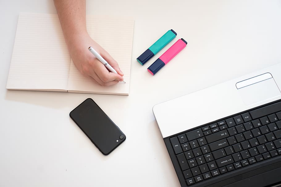 portàtil, mòbil, mà, quadern, teclat, escriure, bolígraf, mà dreta, negocis, escriptori, ressalta, rosa, blau, blanc, mínim, espai, tecnologia sense fils, tecnologia, connexió, comunicació, ordinador, dispositiu d’informació portàtil, una persona, telèfon intel·ligent, mà humana, telèfon mòbil, part del cos humà, taula, adult, a l'interior, equips informàtics, teclat d’ordinador, usant portàtil, 5K