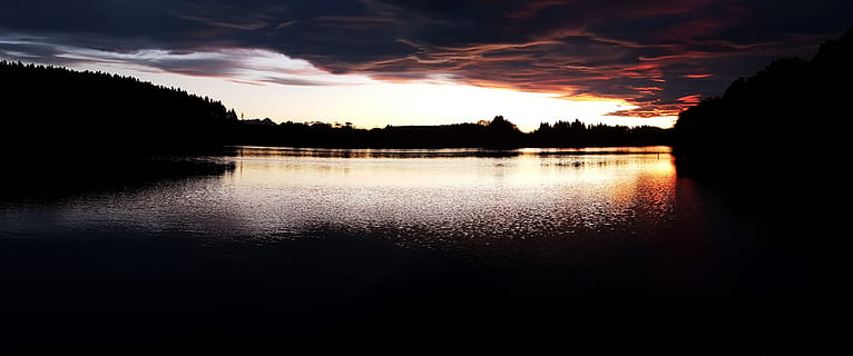 Wolken, See, Wald, Sonnenuntergang, Spiegeln, Reflex, Himmel, dramatisch, düster, Orange, rot, schwarz, Panorama, Wasser, wolke - himmel, Reflexion, Szenen - Natur, Ruhe, ruhige Szene, Natur, Baum, Schönheit in der Natur, Silhouette, keine Leute, Pflanze, Nicht-städtische Szene, idyllisch, Dramatischer Himmel, 4K, CC0, gemeinfrei, lizenzfrei