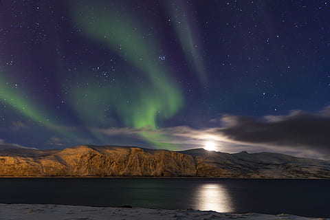 aurora boreal, escenics - natura, bellesa a la natura, cel, muntanya, nit, astronomia, estrella - espai, espai, aigua, escena tranquil·la, tranquil·litat, medi ambient, llac, Serra, cap gent, idíl·lic, naturalesa, color verd, fenomen natural, muntanya nevada, espai i astronomia, lluminositat, 5K, CC0, domini públic, lliure de regalies
