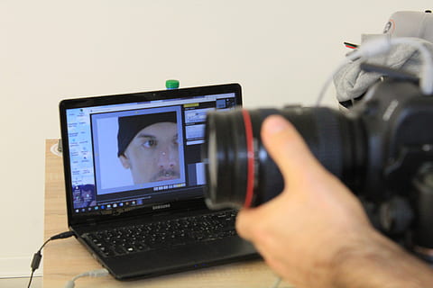 컴퓨터, 전자 제품, pc, 휴대용 퍼스널 컴퓨터, 컴퓨터 하드웨어, 건반, 하드웨어, 컴퓨터 키보드, 카메라, 사람, 인간의, smilemarketing.it, 사진 만들기, 정경, 사진 촬영, dcproductions.it, eppyou.com, 디지털 카메라, 비디오 카메라, 화면, 과학 기술, 인간의 손, 무선 기술, 인체 부분, 손, 통신, 연결, 사진 테마, 한 사람, 실내, 성인, 카메라 - 사진 장비, 보유, 활동, 촬영, 휴대용 정보 장치, 전기 장비, 5K, CC0, 공개 도메인, 로열티 무료