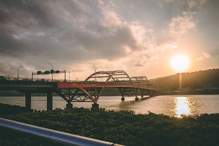 foto de paisatge, pont, cos, aigua, núvols, vespre, paisatge, muntanya, naturalesa, a l'aire lliure, reflexió, riu, cel, sol, raig de sol, raigs solars, posta de sol, arbres, imatges de domini públic, estructura construïda, arquitectura, núvol - cel, pont - estructura feta per l'home, connexió, planta, llum solar, exterior de l'edifici, arbre, bellesa a la natura, transport, cap gent, flare de la lent, 5K