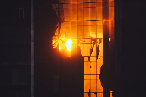 vidre, panell, paret, edifici, llum, posta de sol, llum solar, reflexió, refracció, finestra, finestres, fons de pantalla, fons de pantalla hd, color taronja, estructura construïda, arquitectura, exterior de l'edifici, cap gent, naturalesa, cel, silueta, sol, a l'aire lliure, calor - temperatura, foc, cremant, flama, vista d’angle baix, 4K, CC0, domini públic, lliure de regalies