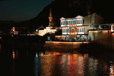 hvidmalet bygning, vand, bygning, udendørs, arkitektur, Spir, tårn, natur, slot, boliger, fort, villa, hus, Hotel, voldgrav, havnefronten, kanal, jord, dome, landskab, bygning udvendig, bygget struktur, afspejling, belyst, nat, boligområde, by, ingen mennesker, sø, himmel, rækkehus, 4K, CC0, offentligt domæne, royaltyfrie