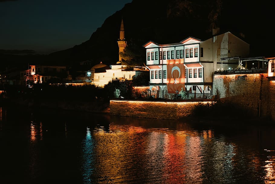 edifici pintat de blanc, aigua, edifici, a l'aire lliure, arquitectura, fletxa, torre, campanar, naturalesa, castell, habitatge, fort, vila, casa, hotel, fossat, davant del mar, canal, terra, cúpula, paisatge, exterior de l'edifici, estructura construïda, reflexió, il·luminat, nit, barri residencial, ciutat, cap gent, llac, cel, casa de fila, 4K