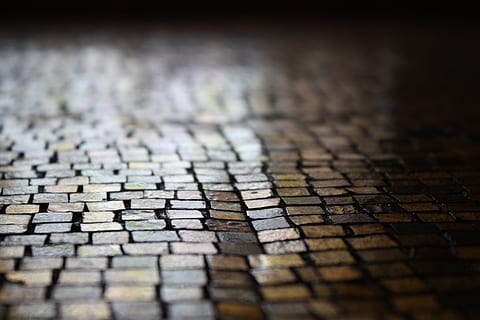 bruin, stenen pad, nacht, grond, macro, pad, patroon, straat, nat, selectieve aandacht, getextureerde, geen mensen, achtergronden, detailopname, in een rij, bevloering, straatkei, volledig kader, voetpad, buitenshuis, straatsteen, architectuur, dag, weg, steen, oppervlakteniveau, concentrisch, 4K, CC0, publiek domein, royaltyvrij