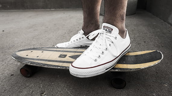 Makro, Sony, Alpha, ein, 5000, Aufspritzen, vorgestellt, Neu, Fotografie, Fotos, unterhalten, Schuhe, Weiß, Turnschuhe, Läufer, Schnürsenkel, alle Sterne, Futter, Chuck Taylor, taylors, Schuh, eine Person, niedriger Abschnitt, menschliches Körperteil, menschliches Bein, Körperteil, Tag, echte Menschen, Sport, Skateboard, Lebensstile, Stadt, Segeltuchschuh, Freizeitbeschäftigung, Sportausrüstung, draußen, menschlicher Fuß, Nahansicht, Straße, menschliches Glied, 5K, CC0, gemeinfrei, lizenzfrei