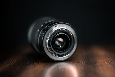 selettivo, fotografia a fuoco, lenti della macchina fotografica, di legno, superficie, analogico, apertura, sfocatura, telecamera, avvicinamento, elettronica, attrezzatura, messa a fuoco, lente, ottico, ottica, fotografia, otturatore, scintillare, natura morta, studio, tecnologia, legna, zoom, obiettivo - strumento ottico, temi fotografici, in casa, lente - occhio, macchina fotografica - attrezzatura fotografica, singolo oggetto, nessuno, girato in studio, copia spazio, attrezzatura fotografica, sfondo nero, sicurezza, colore nero, cerchio, legno - materiale, messa a fuoco selettiva, forma geometrica, color argento, 5K, CC0, dominio pubblico, privo di copyright