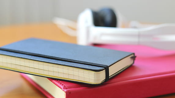 journal intime, rouge, livre, brouiller, fermer, Université, Les données, éducation, à l'intérieur, connaissance, apprentissage, carnet, bloc-notes, Bureau, organisateur, sagesse, se concentrer sur le premier plan, personne, table, publication, meubles, nature morte, affaires, empiler, La technologie, absence, Technologie sans fil, groupe d'objets, couleur rose, bleu, cuir, 4K, CC0, domaine public, libre de droits